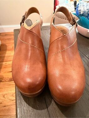 boc Women's Tan Brown Leather Clogs